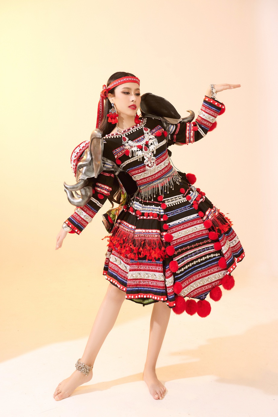 C&agrave; kheo g&atilde;y đ&ocirc;i ngay l&uacute;c thi: Pha xử l&yacute; của Ngọc Hằng tại Miss Intercontinental 2023  - Ảnh 4.