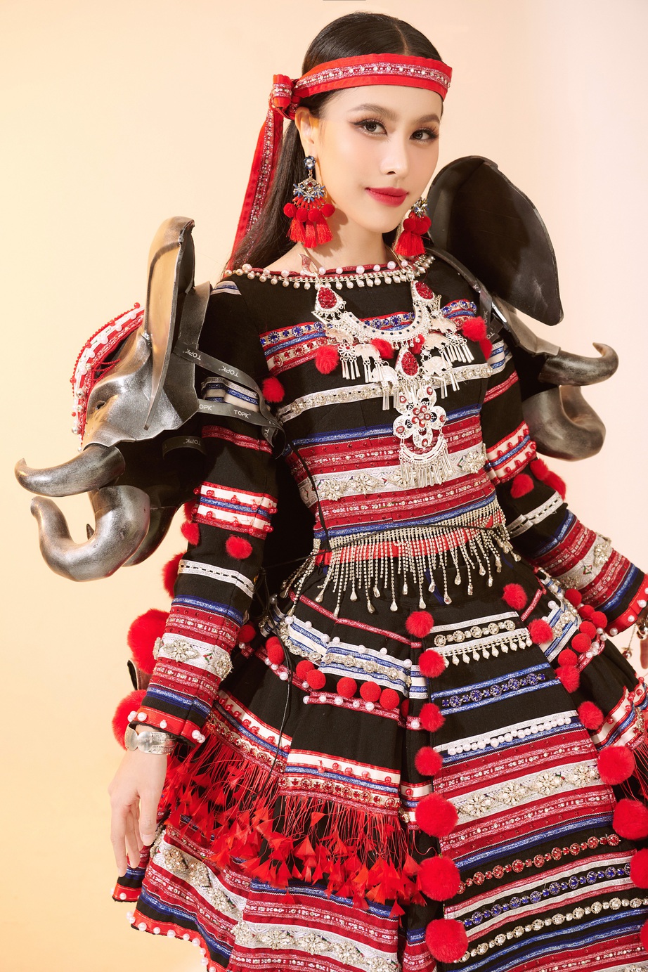 C&agrave; kheo g&atilde;y đ&ocirc;i ngay l&uacute;c thi: Pha xử l&yacute; của Ngọc Hằng tại Miss Intercontinental 2023  - Ảnh 2.