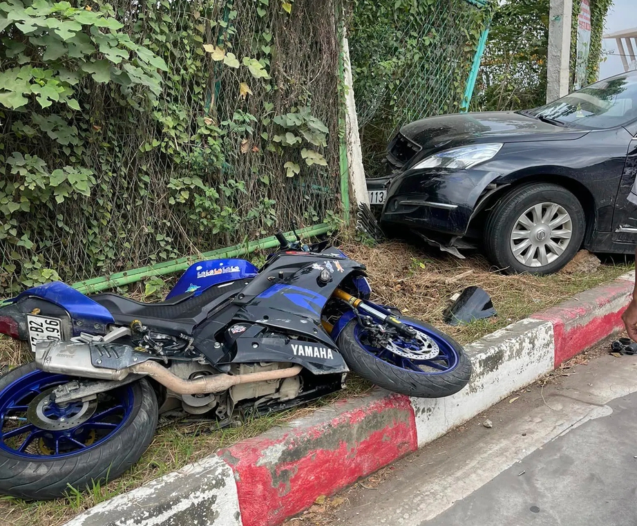 Va chạm với ô tô, nam thanh niên điều khiển mô tô phân khối lớn bị thương - Ảnh 1. Va chạm với ô tô, nam thanh niên điều khiển mô tô phân khối lớn bị thương - Ảnh 1.