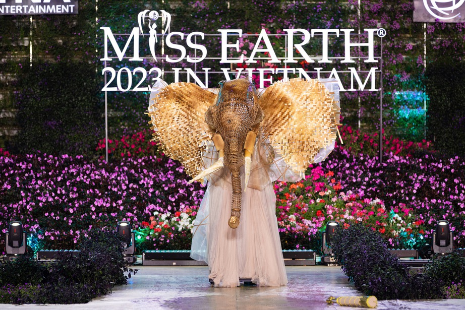 Hoa hậu Lan Anh mang trang phục &ldquo;Nữ Vương&rdquo; l&agrave;m từ tre, nứa đến Miss Earth 2023 - Ảnh 5.