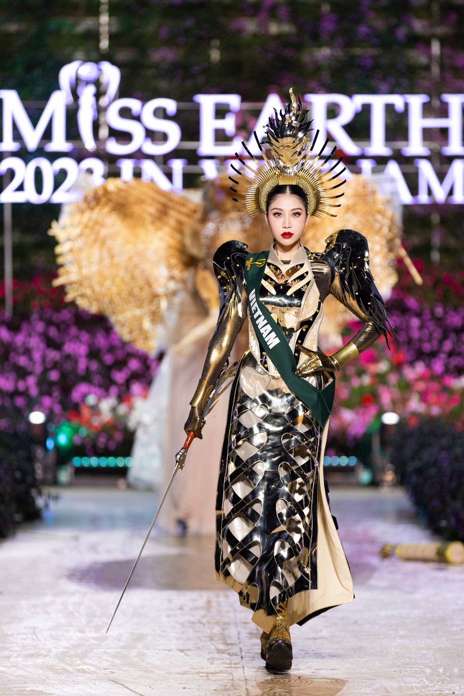 Hoa hậu Lan Anh mang trang phục &ldquo;Nữ Vương&rdquo; l&agrave;m từ tre, nứa đến Miss Earth 2023 - Ảnh 3.