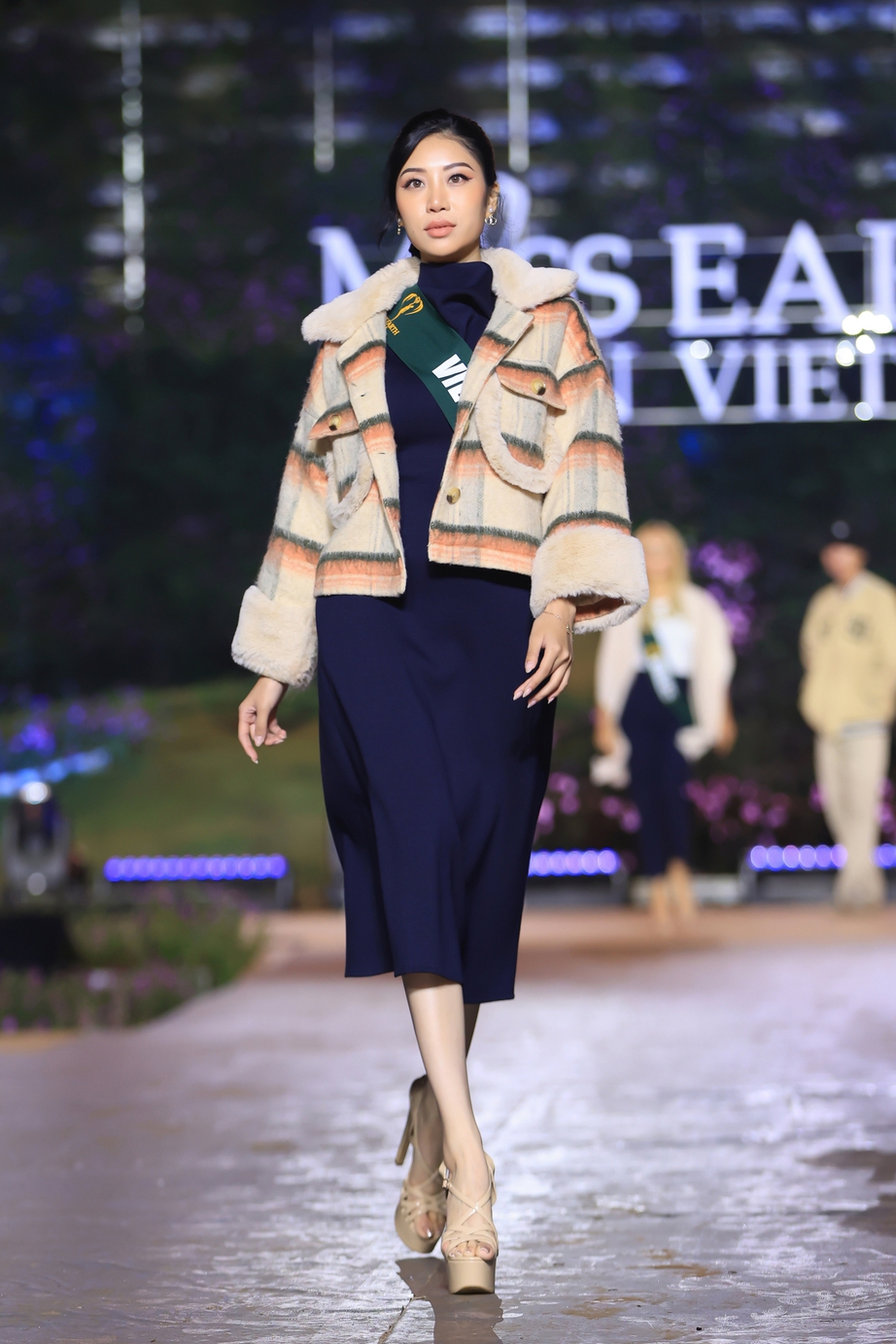 D&agrave;n hoa, &aacute; hậu tập dưới thời tiết 15 độ, B&aacute;n kết Miss Earth 2023 diễn ra chiều nay - Ảnh 5.
