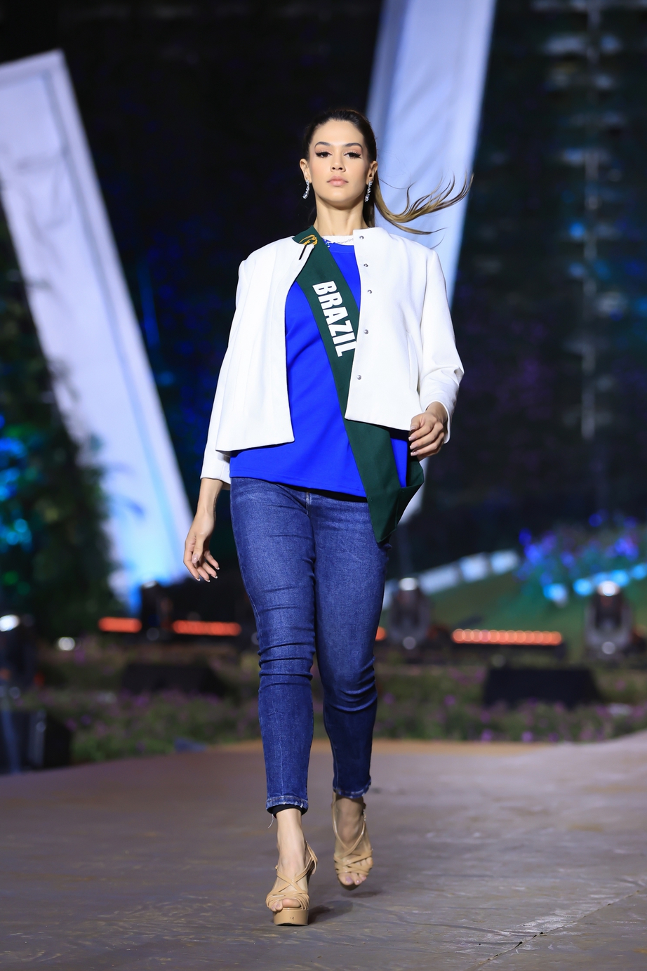 D&agrave;n hoa, &aacute; hậu tập dưới thời tiết 15 độ, B&aacute;n kết Miss Earth 2023 diễn ra chiều nay - Ảnh 3.