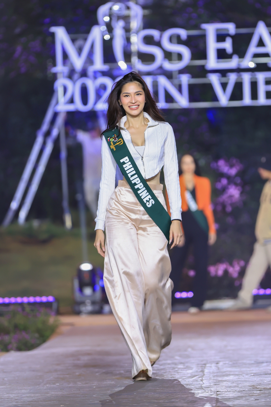 D&agrave;n hoa, &aacute; hậu tập dưới thời tiết 15 độ, B&aacute;n kết Miss Earth 2023 diễn ra chiều nay - Ảnh 6.