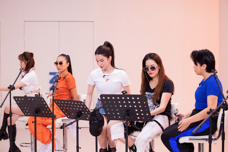 Diva Hồng Nhung “phớt lờ" cảnh báo của Mỹ Linh và Lệ Quyên - Ảnh 6. Diva Hồng Nhung “phớt lờ" cảnh báo của Mỹ Linh và Lệ Quyên - Ảnh 6.