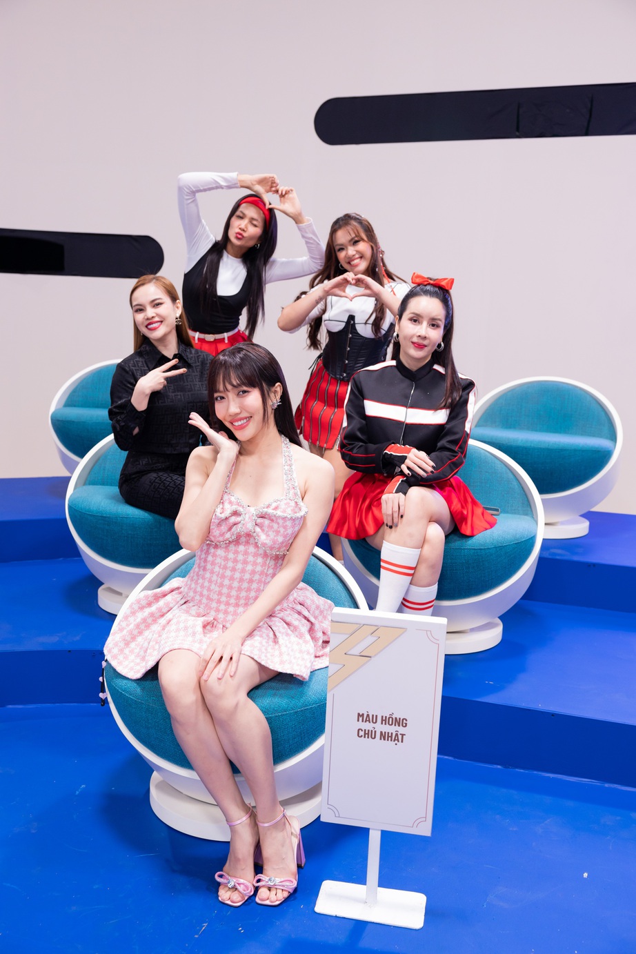 Diva Hồng Nhung “phớt lờ" cảnh báo của Mỹ Linh và Lệ Quyên - Ảnh 4. Diva Hồng Nhung “phớt lờ" cảnh báo của Mỹ Linh và Lệ Quyên - Ảnh 4.