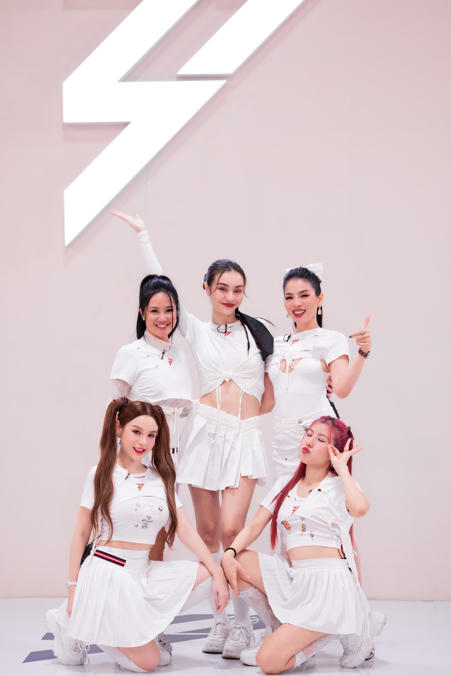 Diva Hồng Nhung “phớt lờ" cảnh báo của Mỹ Linh và Lệ Quyên - Ảnh 2. Diva Hồng Nhung “phớt lờ" cảnh báo của Mỹ Linh và Lệ Quyên - Ảnh 2.