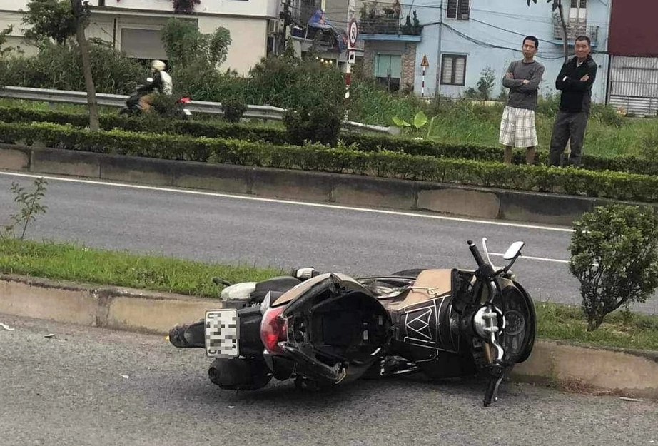 Lao vào dải phân cách, nam tài xế tử vong - Ảnh 1. Lao vào dải phân cách, nam tài xế tử vong - Ảnh 1.