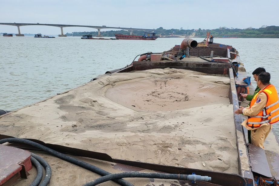 Ph&aacute;t hiện thiết bị lạ khi CSGT v&acirc;y bắt t&agrave;u c&aacute;t tặc - Ảnh 1.
