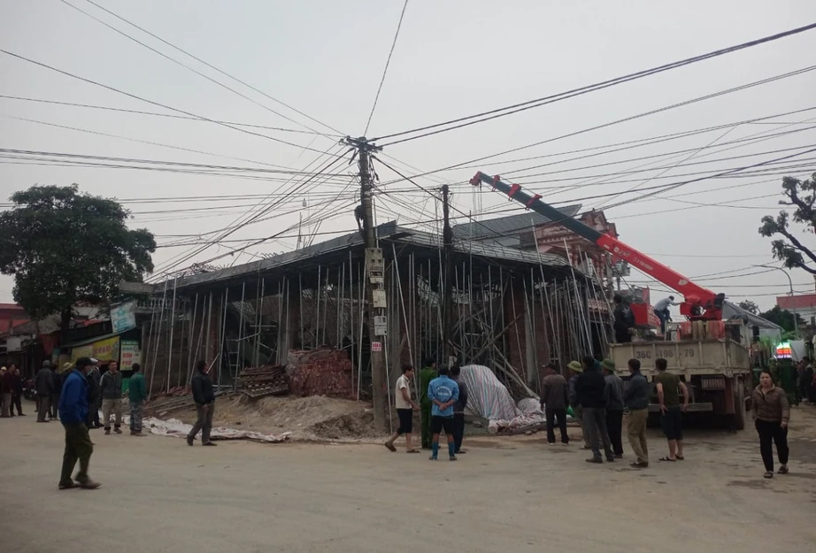 Một người đ&agrave;n &ocirc;ng bị b&ecirc; t&ocirc;ng v&ugrave;i lấp - Ảnh 1.