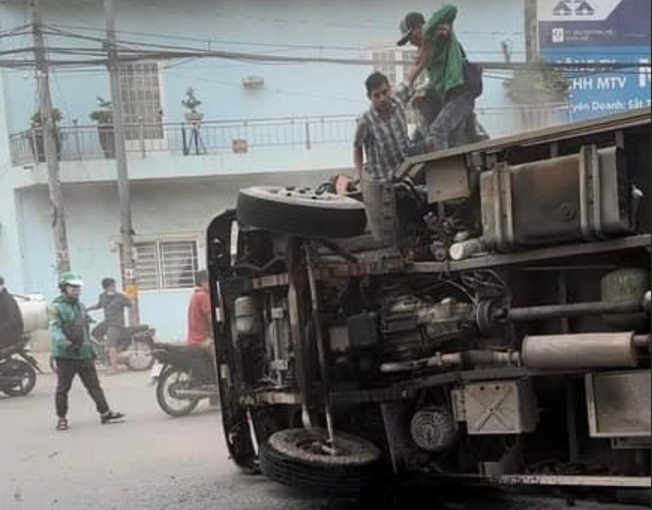 Xe chở gạch lật chỏng v&oacute; - Ảnh 1.