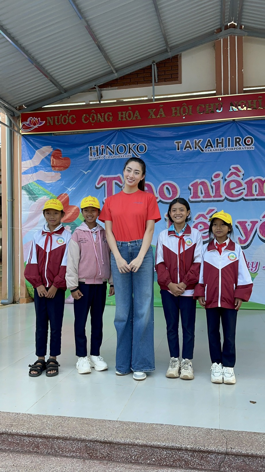 Lương Th&ugrave;y Linh đội mưa gi&oacute; l&agrave;m từ thiện ở v&ugrave;ng cao, Thi&ecirc;n &Acirc;n tham dự Đại hội Sinh vi&ecirc;n - Ảnh 2.