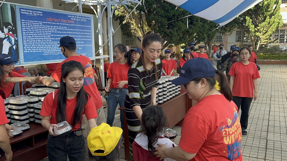 Lương Th&ugrave;y Linh đội mưa gi&oacute; l&agrave;m từ thiện ở v&ugrave;ng cao, Thi&ecirc;n &Acirc;n tham dự Đại hội Sinh vi&ecirc;n - Ảnh 3.