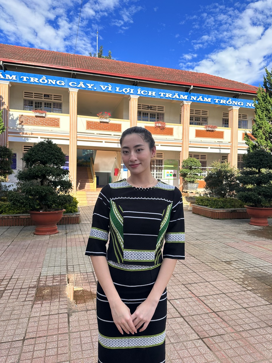 Lương Th&ugrave;y Linh đội mưa gi&oacute; l&agrave;m từ thiện ở v&ugrave;ng cao, Thi&ecirc;n &Acirc;n tham dự Đại hội Sinh vi&ecirc;n - Ảnh 1.