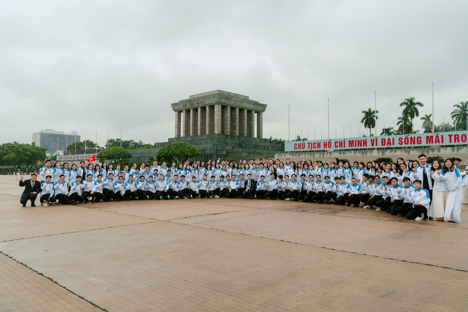 Lương Th&ugrave;y Linh đội mưa gi&oacute; l&agrave;m từ thiện ở v&ugrave;ng cao, Thi&ecirc;n &Acirc;n tham dự Đại hội Sinh vi&ecirc;n - Ảnh 10.