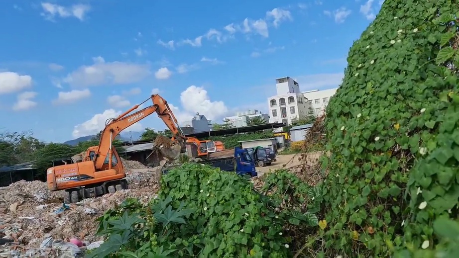 Xe tải chạy đường cấm ở Đ&agrave; Nẵng: Sẽ c&oacute; &ldquo;tối hậu thư&rdquo; dẹp b&atilde;i x&agrave; bần tr&aacute;i ph&eacute;p - Ảnh 1.