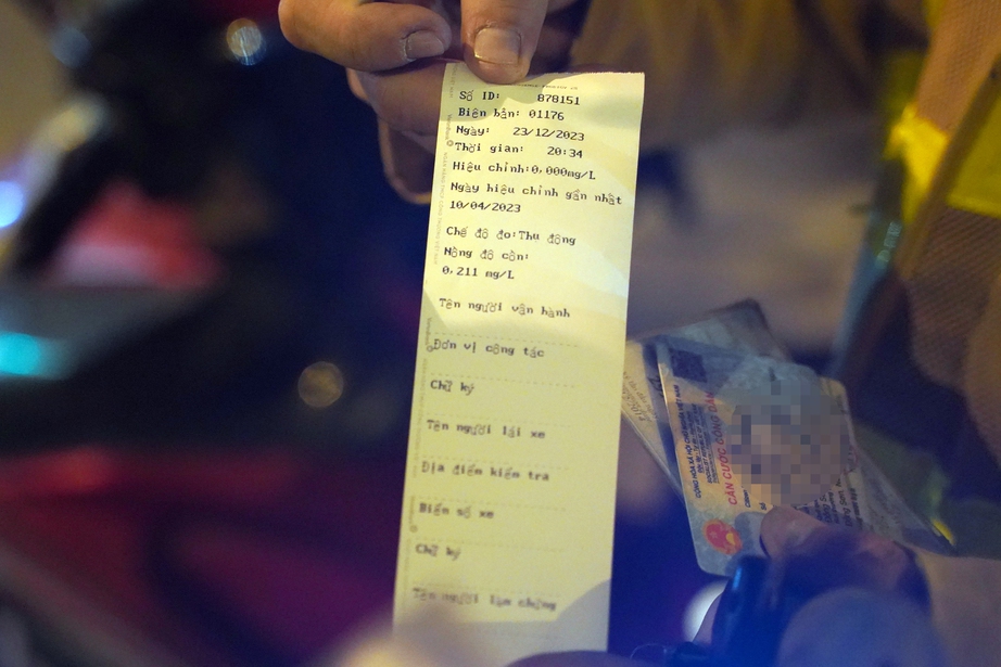 Nhậu đón Noel sớm, tài xế mất cả thưởng Tết vì dính nồng độ cồn - Ảnh 7. Nhậu đón Noel sớm, tài xế mất cả thưởng Tết vì dính nồng độ cồn - Ảnh 7.