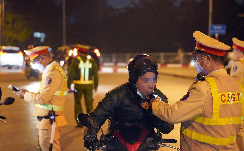 Nhậu đón Noel sớm, tài xế mất cả thưởng Tết vì dính nồng độ cồn - Ảnh 4. Nhậu đón Noel sớm, tài xế mất cả thưởng Tết vì dính nồng độ cồn - Ảnh 4.