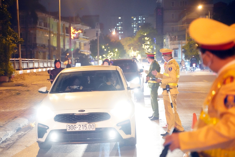 Nhậu đón Noel sớm, tài xế mất cả thưởng Tết vì dính nồng độ cồn - Ảnh 2. Nhậu đón Noel sớm, tài xế mất cả thưởng Tết vì dính nồng độ cồn - Ảnh 2.