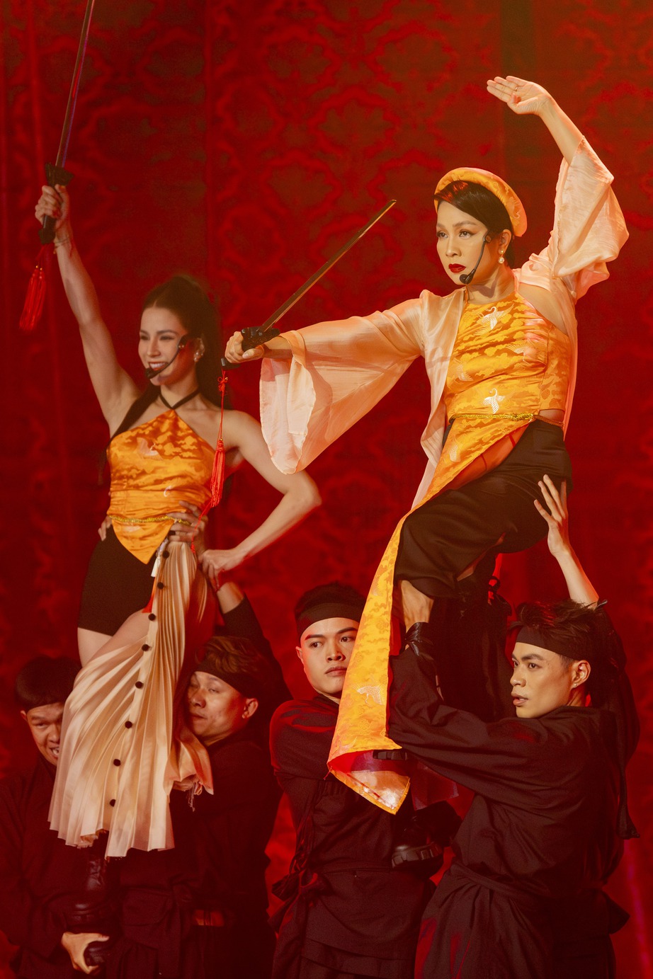 Khổng T&uacute; Quỳnh lột x&aacute;c thăng hoa, Phương Vy n&oacute;ng bỏng, m&aacute;u lửa - Ảnh 1.