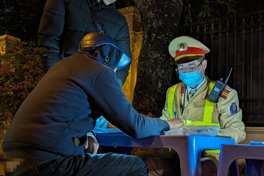 Nhậu đón Noel sớm, tài xế mất cả thưởng Tết vì dính nồng độ cồn - Ảnh 6. Nhậu đón Noel sớm, tài xế mất cả thưởng Tết vì dính nồng độ cồn - Ảnh 6.