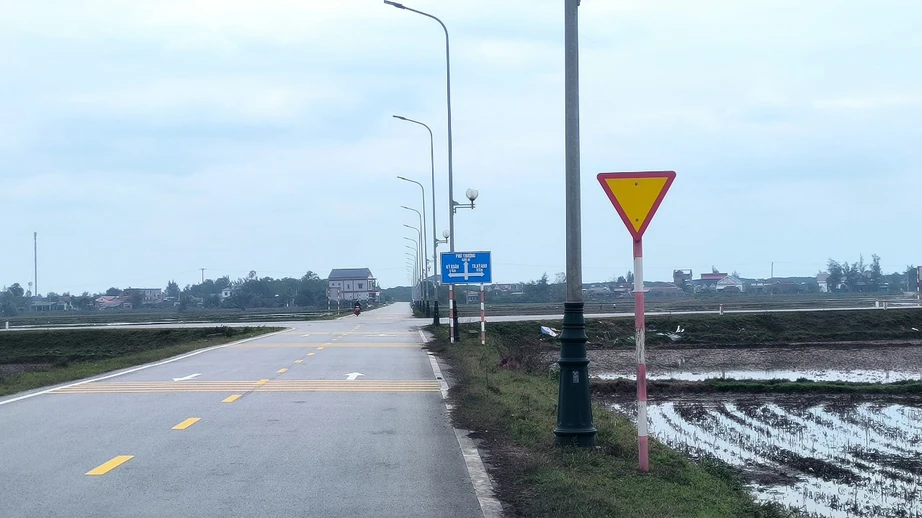 Gắn biển cảnh b&aacute;o, tăng cường c&ocirc;ng t&aacute;c TTKS hạn chế tai nạn giao th&ocirc;ng tr&ecirc;n đường ven biển - Ảnh 4.