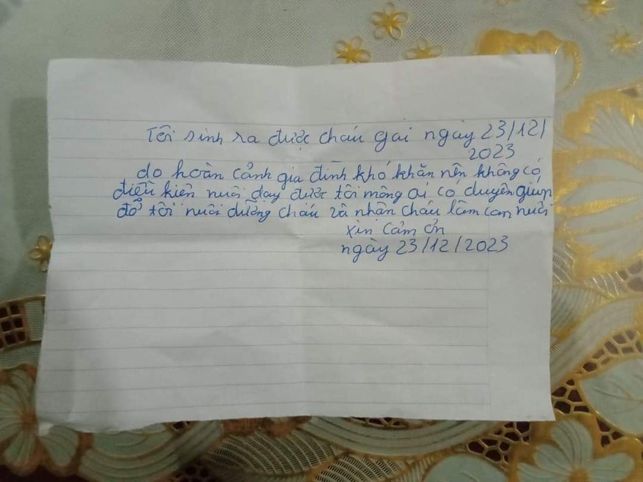 Tìm thân nhân bé gái sơ sinh bị bỏ rơi ở cửa nhà dân ở Quảng Ninh - Ảnh 2. Tìm thân nhân bé gái sơ sinh bị bỏ rơi ở cửa nhà dân ở Quảng Ninh - Ảnh 2.