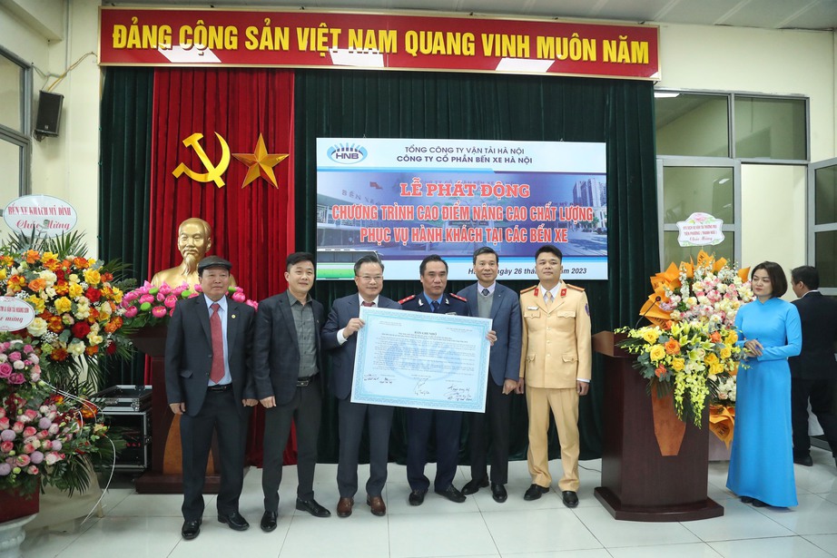 Bến xe H&agrave; Nội n&acirc;ng cao chất lượng để "h&uacute;t" kh&aacute;ch - Ảnh 2.