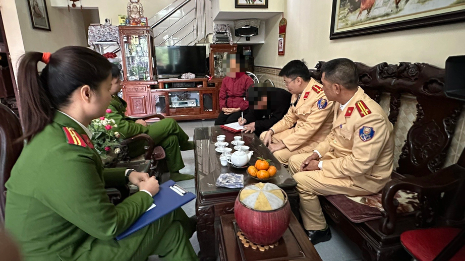 C&ocirc;ng an TP Việt Tr&igrave; "đi từng ng&otilde;, g&otilde; từng nh&agrave;" tuy&ecirc;n truyền ph&aacute;p luật về TTATGT - Ảnh 1.