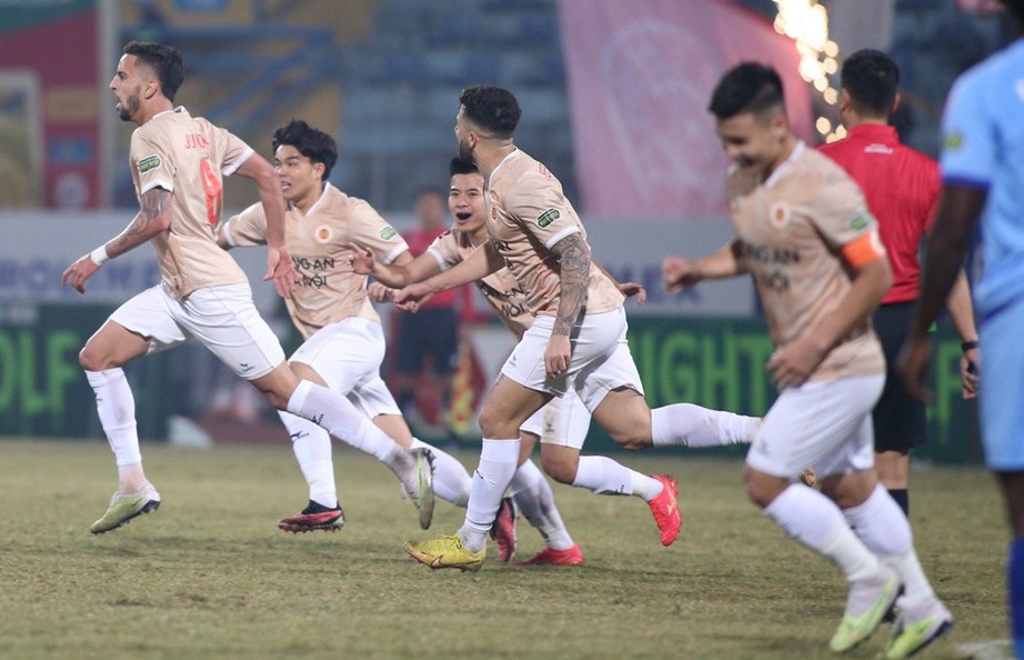 V-League: Quang Hải lập si&ecirc;u phẩm, CAHN nhấn ch&igrave;m B&igrave;nh Dương trong thế thiếu người  - Ảnh 1.