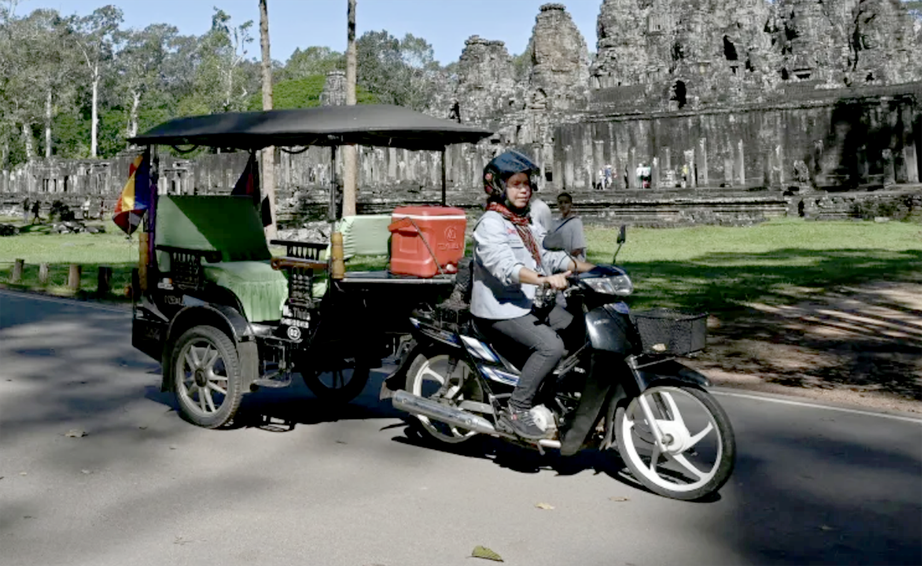 Những phụ nữ vượt định kiến l&aacute;i xe tuk tuk ở Campuchia - Ảnh 3.