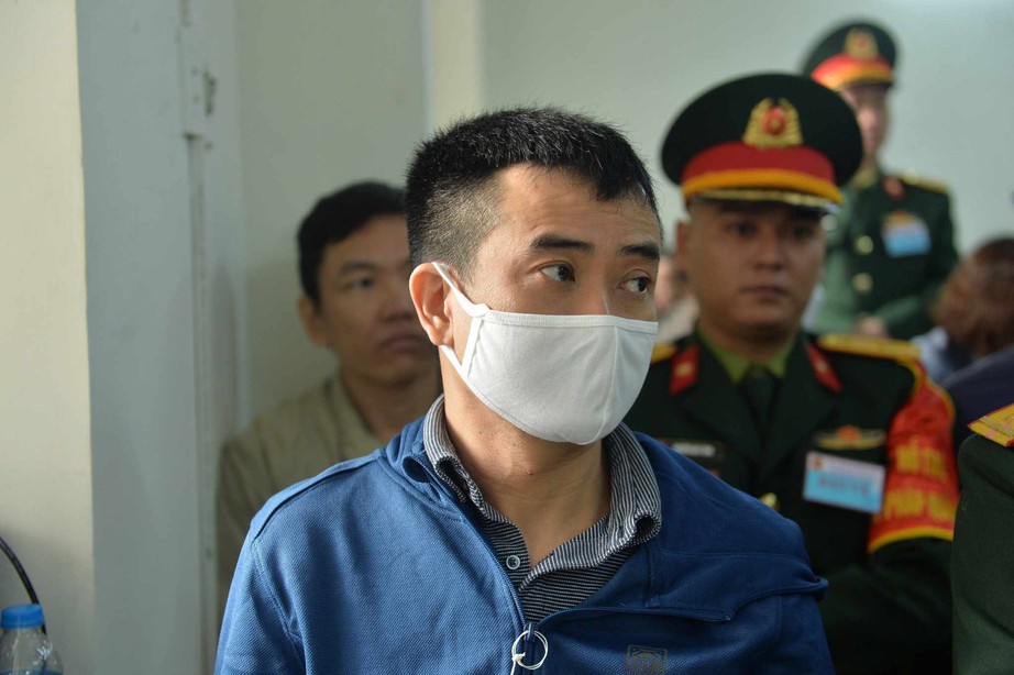 Tổng gi&aacute;m đốc Việt &Aacute; v&agrave; nhiều cựu sĩ quan Học viện Qu&acirc;n y hầu t&ograve;a - Ảnh 1.