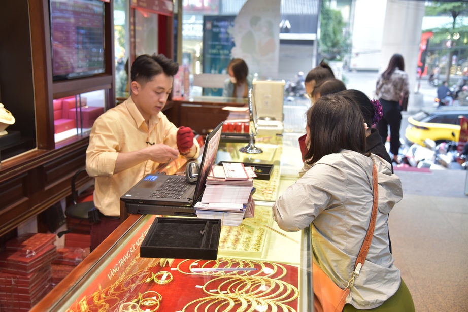 Gi&aacute; v&agrave;ng giảm &ldquo;sốc&rdquo; - Ảnh 1.