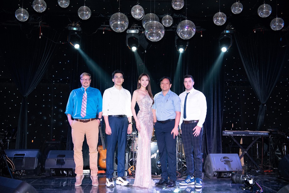 Mai Phương trả lời thế nào về câu hỏi: Chủ nghĩa tư bản gây ra cuộc khủng hoảng toàn cầu? - Ảnh 4. Mai Phương trả lời thế nào về câu hỏi: Chủ nghĩa tư bản gây ra cuộc khủng hoảng toàn cầu? - Ảnh 4.