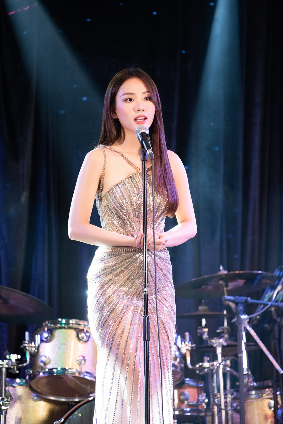 Mai Phương trả lời thế nào về câu hỏi: Chủ nghĩa tư bản gây ra cuộc khủng hoảng toàn cầu? - Ảnh 1. Mai Phương trả lời thế nào về câu hỏi: Chủ nghĩa tư bản gây ra cuộc khủng hoảng toàn cầu? - Ảnh 1.