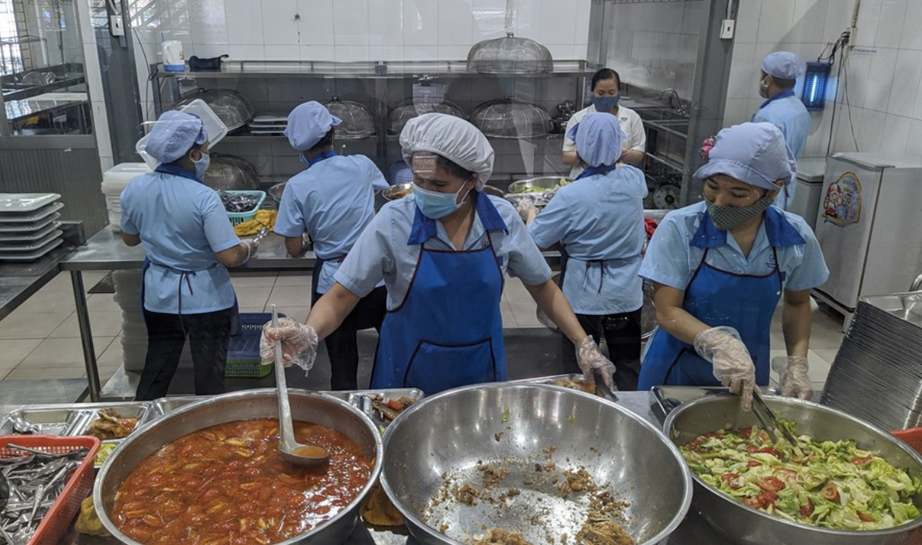 Sau bữa ăn trưa, 94 công nhân Long An nhập viện nghi ngộ độc - Ảnh 1. Sau bữa ăn trưa, 94 công nhân Long An nhập viện nghi ngộ độc - Ảnh 1.