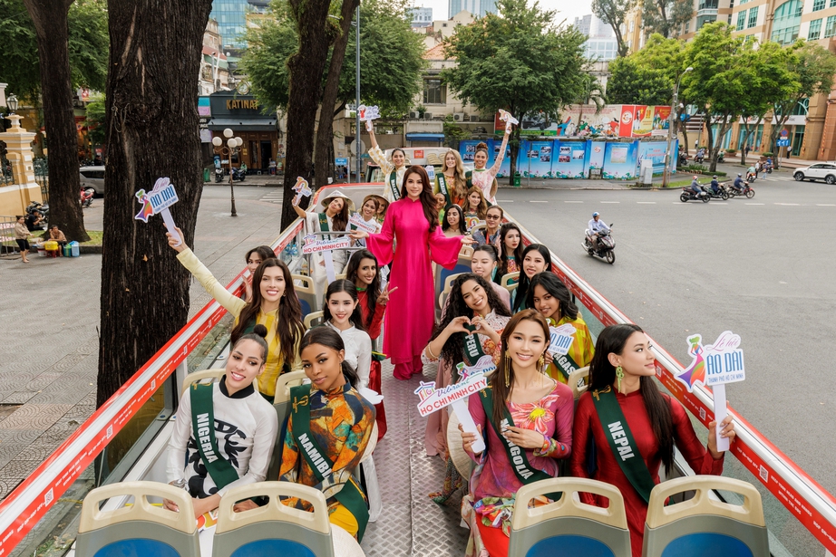 Ngơ ngẩn ngắm 90 người đẹp Miss Earth 2023, mặc &aacute;o d&agrave;i truyền thống Việt Nam đi xe bus  - Ảnh 8.