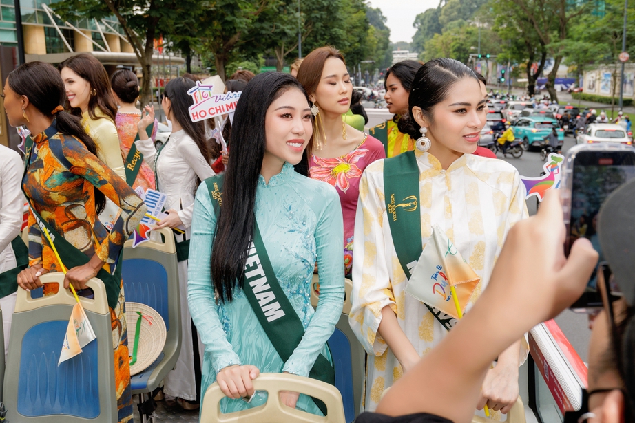 Ngơ ngẩn ngắm 90 người đẹp Miss Earth 2023, mặc &aacute;o d&agrave;i truyền thống Việt Nam đi xe bus  - Ảnh 9.