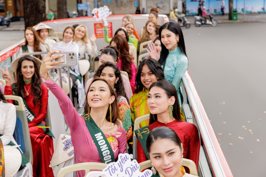 Ngơ ngẩn ngắm 90 người đẹp Miss Earth 2023, mặc &aacute;o d&agrave;i truyền thống Việt Nam đi xe bus  - Ảnh 10.