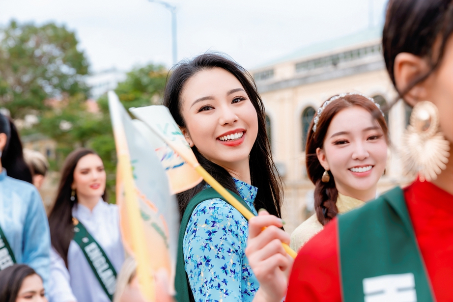 Ngơ ngẩn ngắm 90 người đẹp Miss Earth 2023, mặc &aacute;o d&agrave;i truyền thống Việt Nam đi xe bus  - Ảnh 11.