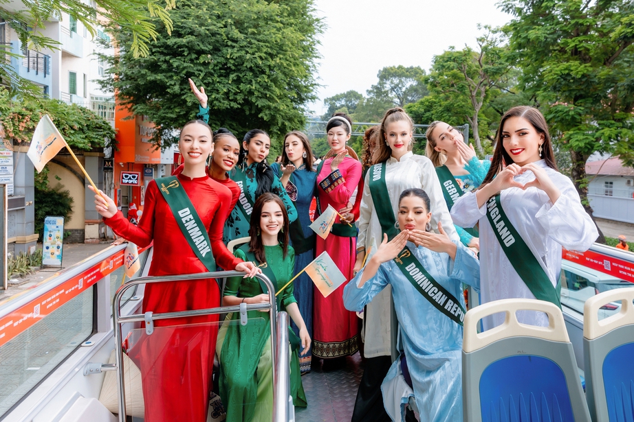 Ngơ ngẩn ngắm 90 người đẹp Miss Earth 2023, mặc &aacute;o d&agrave;i truyền thống Việt Nam đi xe bus  - Ảnh 12.