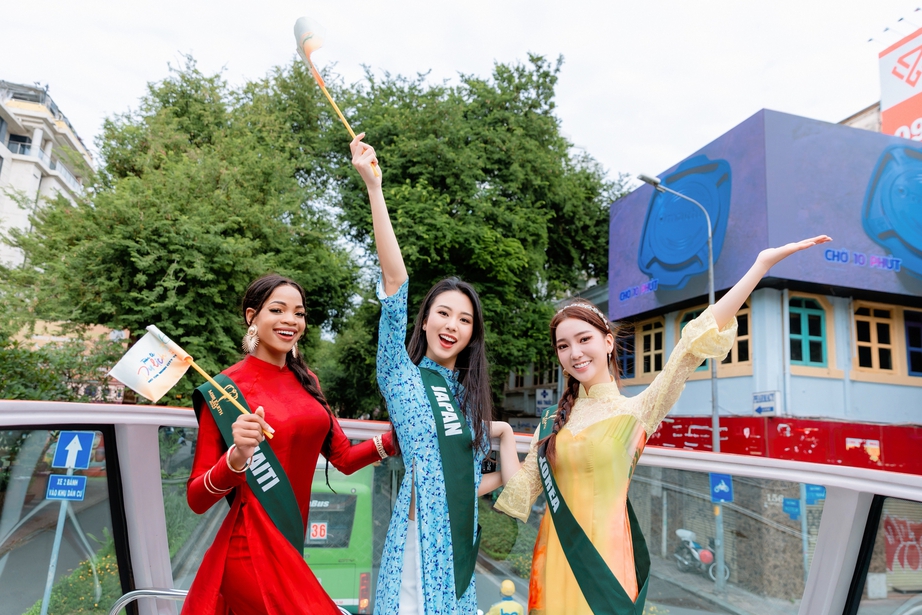 Ngơ ngẩn ngắm 90 người đẹp Miss Earth 2023, mặc &aacute;o d&agrave;i truyền thống Việt Nam đi xe bus  - Ảnh 13.