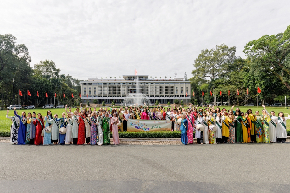 Ngơ ngẩn ngắm 90 người đẹp Miss Earth 2023, mặc &aacute;o d&agrave;i truyền thống Việt Nam đi xe bus  - Ảnh 16.