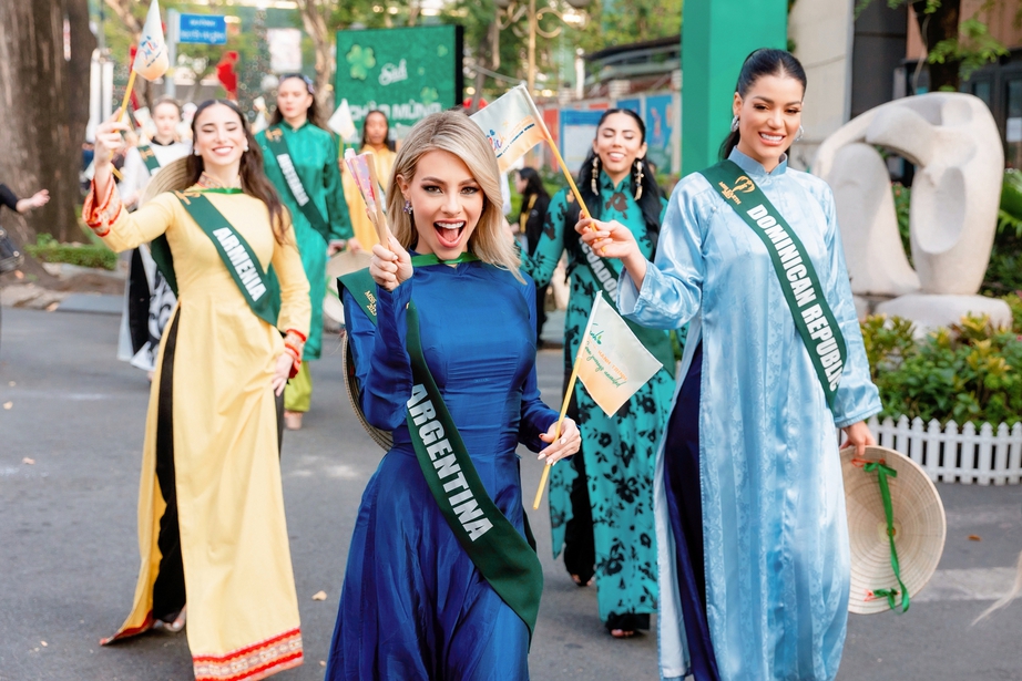 Ngơ ngẩn ngắm 90 người đẹp Miss Earth 2023, mặc &aacute;o d&agrave;i truyền thống Việt Nam đi xe bus  - Ảnh 4.