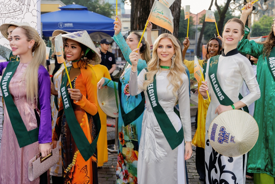 Ngơ ngẩn ngắm 90 người đẹp Miss Earth 2023, mặc &aacute;o d&agrave;i truyền thống Việt Nam đi xe bus  - Ảnh 6.