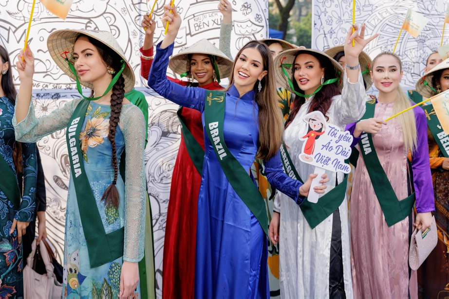 Ngơ ngẩn ngắm 90 người đẹp Miss Earth 2023, mặc &aacute;o d&agrave;i truyền thống Việt Nam đi xe bus  - Ảnh 7.