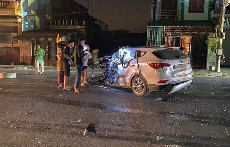 &Ocirc; t&ocirc; con bẹp r&uacute;m, t&agrave;i xế nhập viện sau va chạm với 2 xe đầu k&eacute;o - Ảnh 2.