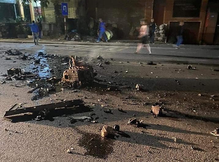 &Ocirc; t&ocirc; con bẹp r&uacute;m, t&agrave;i xế nhập viện sau va chạm với 2 xe đầu k&eacute;o - Ảnh 1.