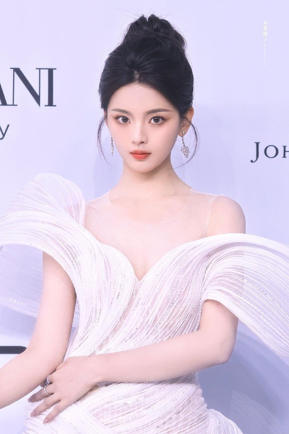 Mỹ nh&acirc;n đẹp nhất xứ Trung đua nhau mặc thiết kế của người Việt - Ảnh 8.