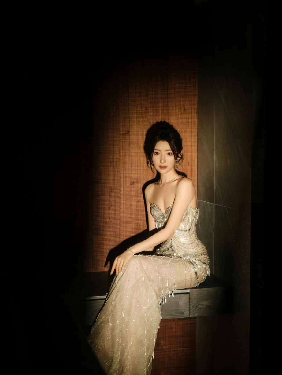 Mỹ nh&acirc;n đẹp nhất xứ Trung đua nhau mặc thiết kế của người Việt - Ảnh 2.